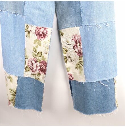 Remake Sthlm - Jeans med blommiga patchar - R kant nertill - Klipp av till den lngd du vill. 