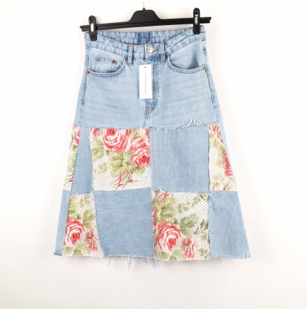 Remake Sthlm - Jeanskjol med patchar av blommor - R kant nertill - Bl Denim