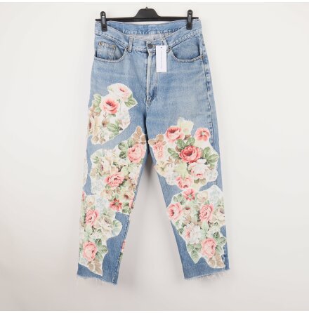 Remake Sthlm - Mellanbl jeans med blommiga patchar 