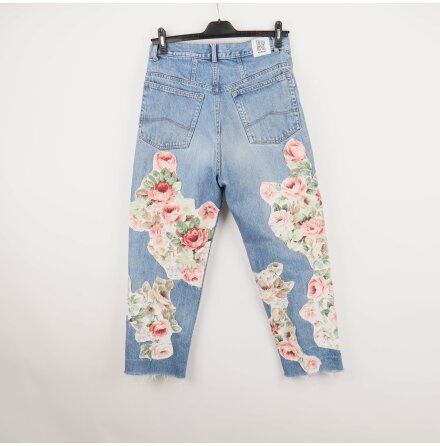 Remake Sthlm - Mellanbl jeans med blommiga patchar 