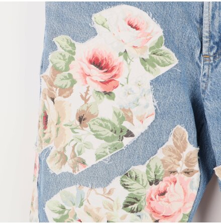 Remake Sthlm - Mellanbl jeans med blommiga patchar 