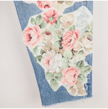 Remake Sthlm - Mellanbl jeans med blommiga patchar 