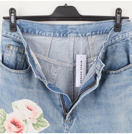 Remake Sthlm - Mellanbl jeans med blommiga patchar 