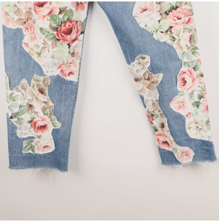 Remake Sthlm - Mellanbl jeans med blommiga patchar 