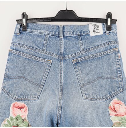 Remake Sthlm - Mellanbl jeans med blommiga patchar 