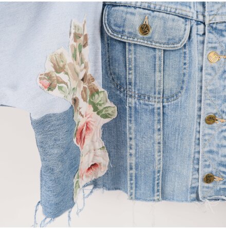 Remake Sthlm - Ljus och mellenbl Jeans jacka med blommiga patchar 