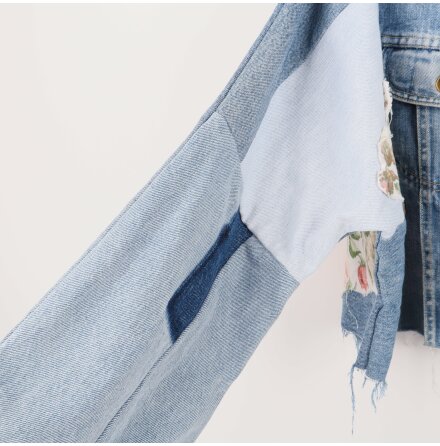 Remake Sthlm - Ljus och mellenbl Jeans jacka med blommiga patchar 