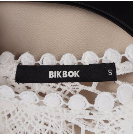 Bikbok - Vit Virkad Topp - stl. S