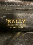 BALLY - Svart axelremsväska med sicksackmotiv