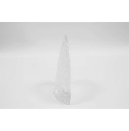 Glasskulptur i form av runsten 