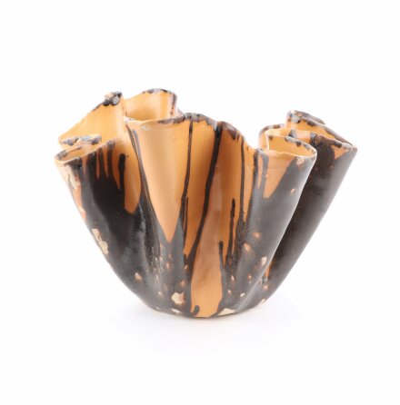 Hög formveckad keramikskål i olika nyanser av brunt