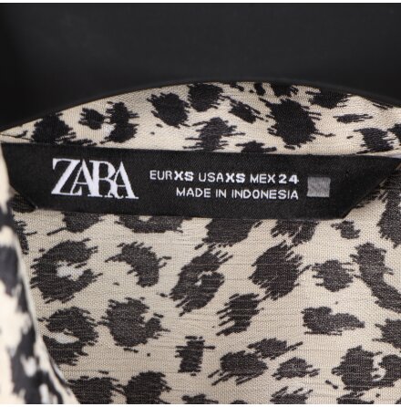 Zara - Tunn leopardmnstrad blus med axelvaddar - stl.XS