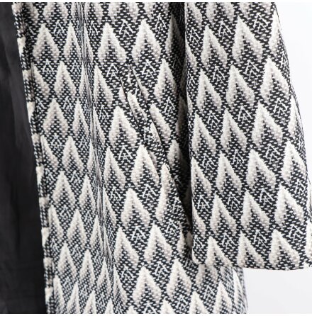 H&amp;M - Black&amp;White Collarles Coat with Weaved Textured Chevrons - stl. 36