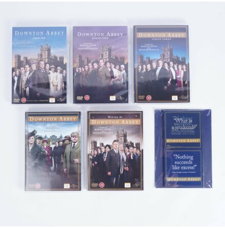 DVD-Box - Downton Abbey - Ssong 1-3 inkl. 2st exklusiva drinkunderlgg