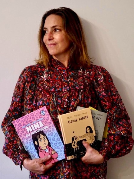 Emi Gunér håller i sina mest kända böcker.